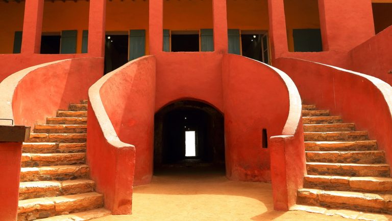 🏛️ Visiter l’île de Gorée : mémoire, culture et émotion